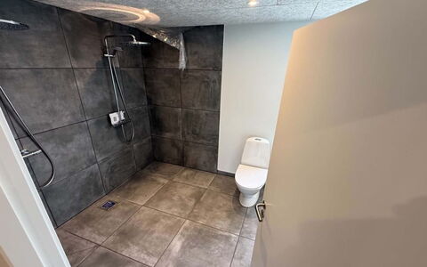 Alette - 400M from the Sea: Sol, Sol, Luminaire Plomberie, Tuile, Pièce, Salle De Bains, Toilette, Plomberie