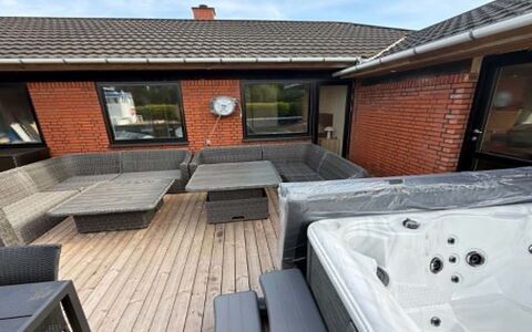 Alette - 400M from the Sea: Meubles, Sol, Tache De Bois, Jacuzzi, Daylighting, Plante D'Appartement, Hôtel