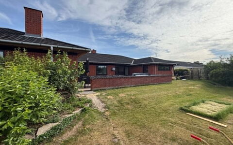 Alette - 400M from the Sea: Herbe, Maison, Toit, Domicile, Zone Résidentielle, Arbuste, Chalet, Lot Terre, Zone Rurale, Biens