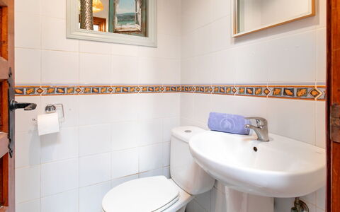 Carmen: Luminaire Plomberie, Salle De Bains, Sol, Siège De Toilette, Sol, Design Intérieur, Toilette, Plomberie, Évier, Tuile
