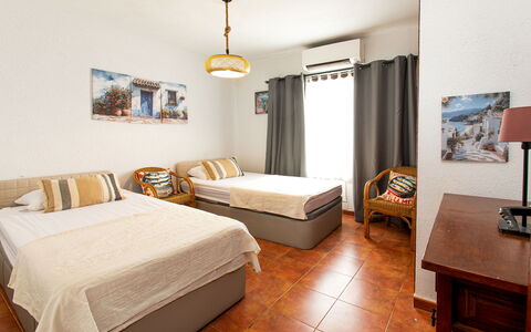 Carmen: Meubles, Lit, Chambre, Bois, Design Intérieur, Sol, Sol, Drap De Lit, Literie, Cadre De Lit