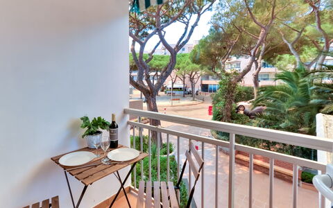 Cannes: Porche, Mobilier De Jardin, Balcon, Ombre, Tache De Bois, Tableau De Plein Air, Chaise, Plante D'Appartement, Clôture