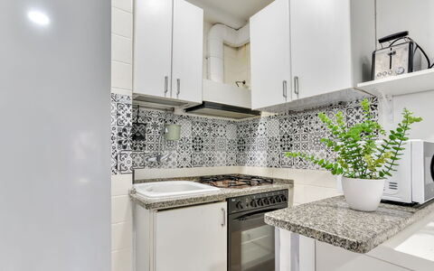 Cannes: Cuisine, Appareil De Cuisine, Principaux Appliance, Comptoir, Design Intérieur, Sol, Cabinetry, Sol, Domicile, Électroménager