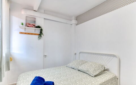 Cannes: Lit, Chambre, Literie, Drap De Lit, Mur, Design Intérieur, Linge, Meubles, Sol, Textile