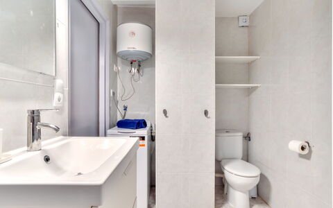 Cannes: Siège De Toilette, Salle De Bains, Luminaire Plomberie, Toilette, Sol, Sol, Évier, Plomberie, Design Intérieur, Robinet