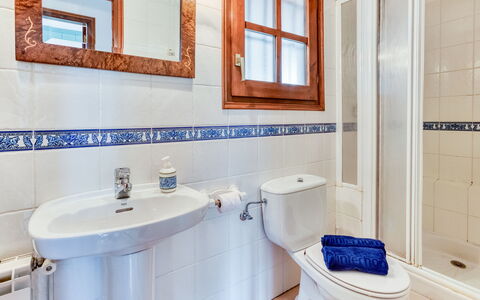 Quietud: Luminaire Plomberie, Sol, Salle De Bains, Sol, Évier, Plomberie, Robinet, Tuile, Toilette, Siège De Toilette