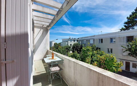 Metadier: Appartement, Zone Résidentielle, Design Urbain, Balcon, Condominium, Béton, Ombre, Cour, Daylighting, Cour