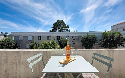 Metadier: Meubles, Mobilier De Jardin, Chaise, Table, Tableau De Plein Air, Appartement, Table Cuisine Et Salle A Manger, Ombre, Table Basse, Balcon