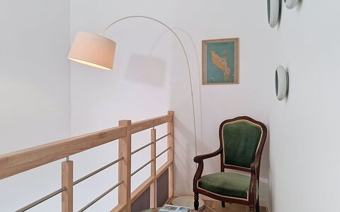 Les Bains D'Oléron 1: Meubles, Design Intérieur, Mur, Sol, Bois, Sol, Salon, Canapé, Pièce, Éclairage