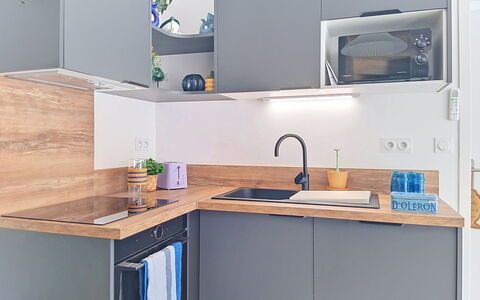 Les Bains D'Oléron 1: Cuisine, Appareil De Cuisine, Comptoir, Meubles, Cabinetry, Design Intérieur, Bois, Principaux Appliance, Sol, Électroménager