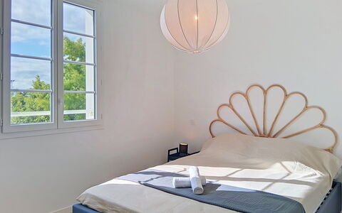 Les Bains D'Oléron 1: Design Intérieur, Chambre, Meubles, Drap De Lit, Lit, Literie, Linge, Cadre De Lit, Pièce, Lampe