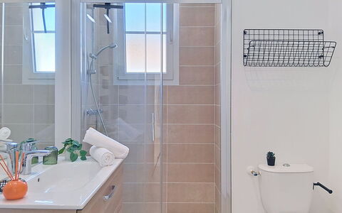 Les Bains D'Oléron 1: Salle De Bains, Luminaire Plomberie, Design Intérieur, Sol, Sol, Armoire De Toilette, Plomberie, Évier, Toilette, Robinet