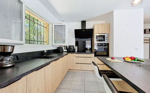 Villa des Amoureux: Cuisine, Comptoir, Appareil De Cuisine, Design Intérieur, Meubles, Cabinetry, Principaux Appliance, Sol, Bois, Plafond