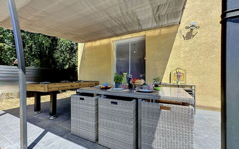 Villa des Amoureux: Meubles, Mobilier De Jardin, Ombre, Chaise, Sol, Tableau De Plein Air, Store, Structure En Plein Air, Table Cuisine Et Salle A Manger, Patio