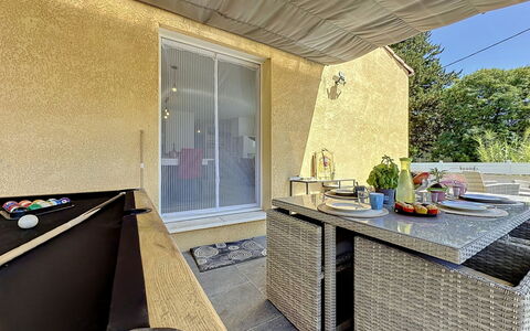 Villa des Amoureux: Meubles, Sol, Sol, Design Intérieur, Chaise, Mobilier De Jardin, Ombre, Plante D'Appartement, Table Cuisine Et Salle A Manger, Table Basse