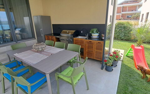 Val: Design Intérieur, Meubles, Bois, Sol, Plafond, Sol, Pièce, Éclairage, Appartement, Table
