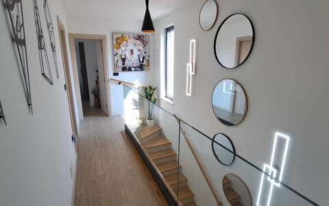 Val: Design Intérieur, Meubles, Bois, Sol, Plafond, Sol, Pièce, Éclairage, Appartement, Table