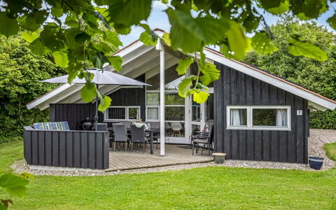 Ljubinko - 300M from the Sea: Domicile, Maison, Chalet, Toit, Porche, Porte, Siding, Ombre, Batiments Jardin, Biens
