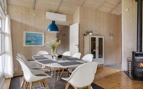Ljubinko - 300M from the Sea: Design Intérieur, Meubles, Sol, Bois, Plafond, Sol, Luminaire, Salle À Manger, Table Cuisine Et Salle A Manger, Chaise