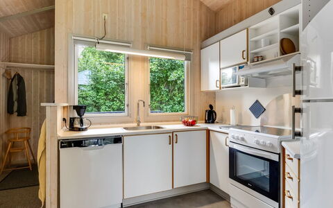 Ljubinko - 300M from the Sea: Bois, Cuisine, Design Intérieur, Plafond, Appareil De Cuisine, Comptoir, Principaux Appliance, Pièce, Domicile, Électroménager