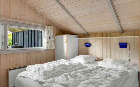 Ljubinko - 300M from the Sea: Bois, Chambre, Lit, Design Intérieur, Domicile, Plafond, Literie, Drap De Lit, Meubles, Cadre De Lit
