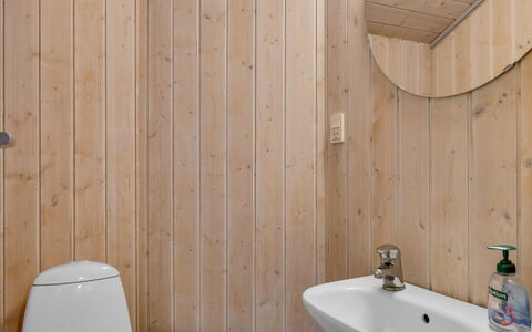 Ljubinko - 300M from the Sea: Mur, Bois, Sol, Sol, Design Intérieur, Luminaire Plomberie, Salle De Bains, Pièce, Planche, Dur