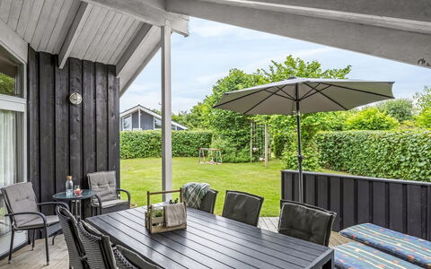 Ljubinko - 300M from the Sea: Bois, Porche, Domicile, Meubles, Porte, Mobilier De Jardin, Dur, Ombre, Chaise, Plate-Forme
