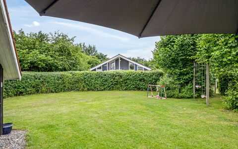 Ljubinko - 300M from the Sea: Herbe, Arbuste, Jardin, Lot Terre, Pelouse, Ombre, Couverture De Sol, Aménagement Paysager, Arrière-Cour, Chalet