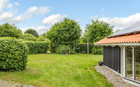 Ljubinko - 300M from the Sea: Herbe, Arbuste, Jardin, Toit, Maison, Lot Terre, Domicile, Pelouse, Couverture De Sol