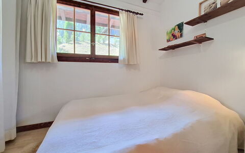 Balcon du Ciel 1: Lit, Chambre, Design Intérieur, Sol, Drap De Lit, Bois, Literie, Meubles, Sol, Linge