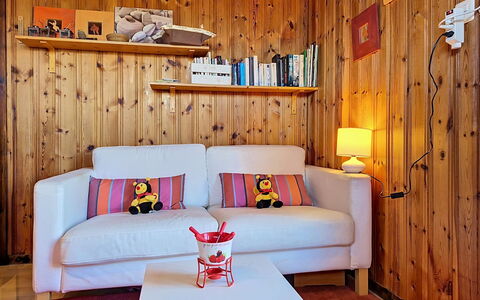 Balcon du Ciel 1: Meubles, Design Intérieur, Mur, Sol, Bois, Sol, Pièce, Éclairage, Salon, Canapé