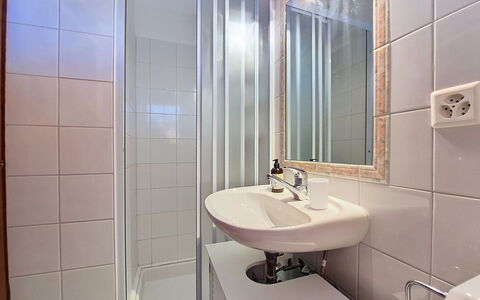 Balcon du Ciel 1: Lavabo, Mur, Luminaire Plomberie, Design Intérieur, Salle De Bains, Sol, Sol, Évier, Pièce, Robinet