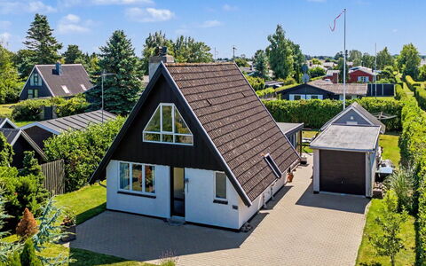 Rosalie - 150M from the Sea: Domicile, Maison, Zone Résidentielle, Toit, Chalet, Biens, Aménagement Paysager, Pelouse, Jardin, Siding