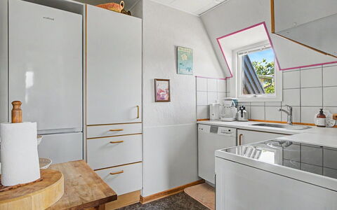 Rosalie - 150M from the Sea: Sol, Design Intérieur, Cuisine, Bois, Sol, Principaux Appliance, Comptoir, Cabinetry, Appareil De Cuisine, Plafond
