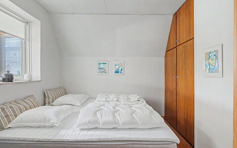 Rosalie - 150M from the Sea: Chambre, Lit, Sol, Bois, Design Intérieur, Sol, Drap De Lit, Literie, Plafond, Linge
