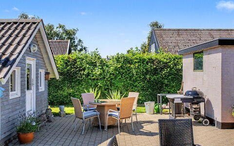 Rosalie - 150M from the Sea: Maison, Domicile, Toit, Arbuste, Chalet, Jardin, Zone Résidentielle, Siding, Lot Terre