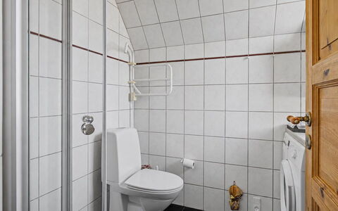Rosalie - 150M from the Sea: Mur, Sol, Sol, Luminaire Plomberie, Siège De Toilette, Design Intérieur, Toilette, Salle De Bains, Plomberie, Pièce