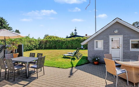 Rosalie - 150M from the Sea: Maison, Domicile, Zone Résidentielle, Chalet, Toit, Siding, Jardin, Porte, Biens, Porche