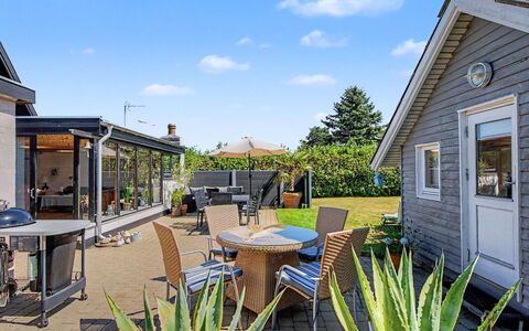Rosalie - 150M from the Sea: Domicile, Maison, Toit, Arbuste, Zone Résidentielle, Chalet, Siding, Jardin, Porte
