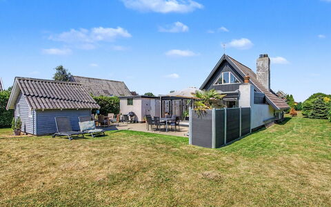 Rosalie - 150M from the Sea: Ciel, Herbe, Toit, Maison, Domicile, Chalet, Zone Résidentielle, Architecture, Arbuste