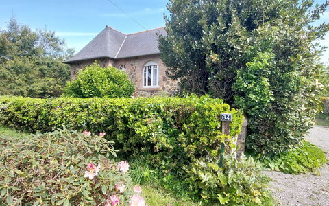 Ty Yannick: Chaîne De Montagnes, Balcon, Village De Montagne