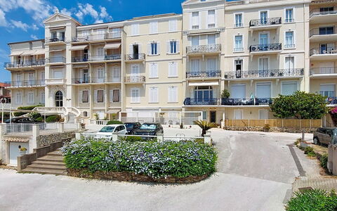 Le Grand Hotel: Chaîne De Montagnes, Balcon, Village De Montagne