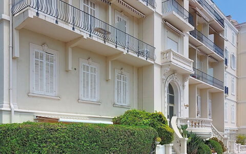 Le Grand Hotel: Chaîne De Montagnes, Balcon, Village De Montagne