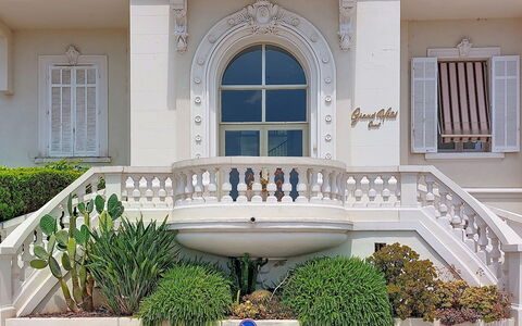Le Grand Hotel: Chaîne De Montagnes, Balcon, Village De Montagne