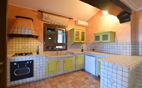 La Villa di Giusy: Cuisine, Design Intérieur, Sol, Comptoir, Bois, Sol, Plafond, Meubles, Pièce, Cabinetry