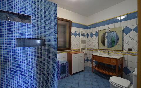 La Villa di Giusy: Sol, Design Intérieur, Sol, Luminaire Plomberie, Tuile, Plafond, Salle De Bains, Pièce, Robinet, Plomberie