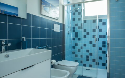 A Casa di Gio: Bleu, Luminaire Plomberie, Salle De Bains, Sol, Design Intérieur, Sol, Plomberie, Robinet, Tuile, Évier