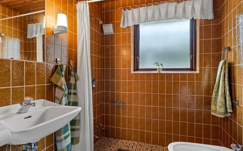 Milly - 500M to the Fjord: Luminaire Plomberie, Salle De Bains, Sol, Design Intérieur, Évier, Lavabo, Sol, Robinet, Plomberie, Plafond