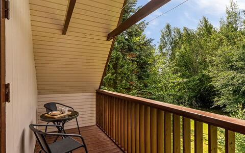 Milly - 500M to the Fjord: Bois, Tache De Bois, Dur, Plafond, Planche, Daylighting, Contre-Plaqué, Lumber, Balcon, Porche