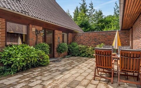 Milly - 500M to the Fjord: Bois, Brique, Arbuste, Jardin, Pot De Fleur, Domicile, Dalle, Brickwork, Porte, Aménagement Paysager